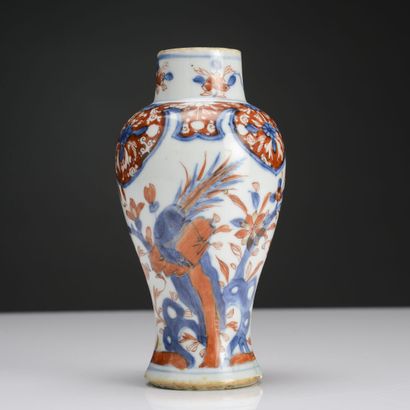 JAPAN, Porcelain baluster vase 
19th century
H...