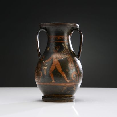 null Amphora with red figures representing on the face A a winged Eros wearing a...