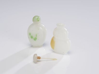 null Chine XXe siècle, 
Deux flacons tabatières en verre imitant la jadéite et l'agate....