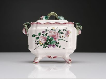 null STRASBOURG Sugar bowl of square form in polychrome earthenware, with decoration...