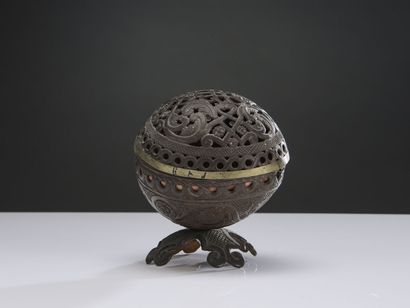 null Carved and openworked nut, 19th century.
H : 16.5 cm