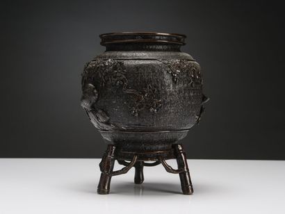 null China, Qing period (18th-19th century)
Perfume burner in bronze with a brown...