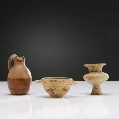 null Lot including an oenochoe, a lydion and a skyphos.
Beige terracotta. Missing,...