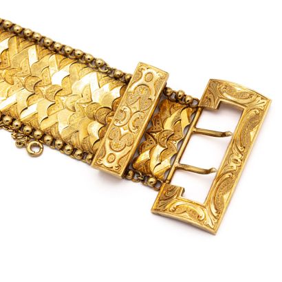 null Belt bracelet in 18 K (750) yellow gold, links in scales, chiseled and plain,...