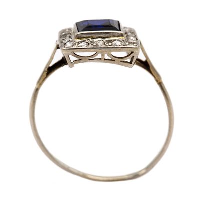null Gold and platinum ring, rectangular basket, set with a square blue imitation...