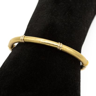 null Bracelet in 18K yellow gold (750), with godrons decoration. 
(shocks) 
Weight...