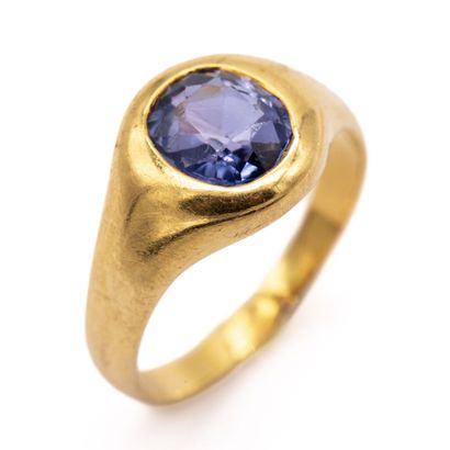 null Ring in 18 K (750) yellow gold, set with a sapphire probably Ceylon. 
Weight...