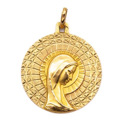 null Pendant medal of the Virgin in yellow gold 18 K (750), not engraved. 
Weight...