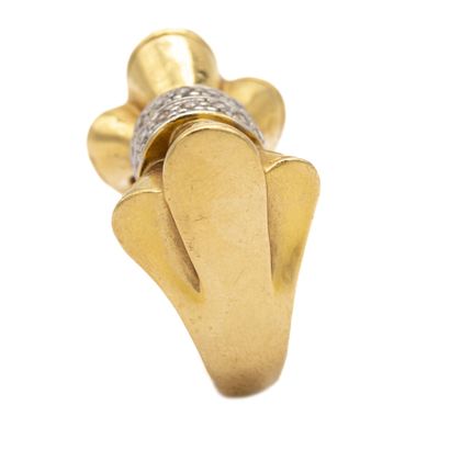 null Important ring in 18 K (750) yellow gold, with a knot and a link set with roses....