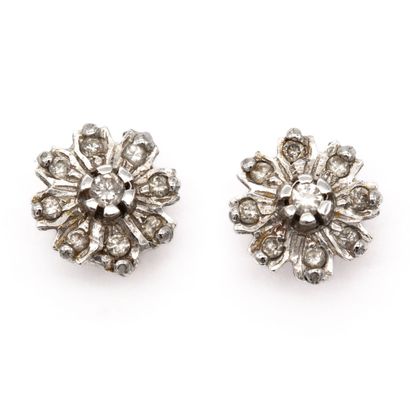 null Paire de boucles d'oreilles en or blanc 18 K (750) fleurs de diamants. 
Poids...