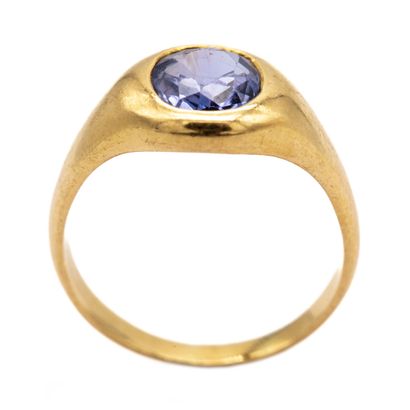 null Ring in 18 K (750) yellow gold, set with a sapphire probably Ceylon. 
Weight...