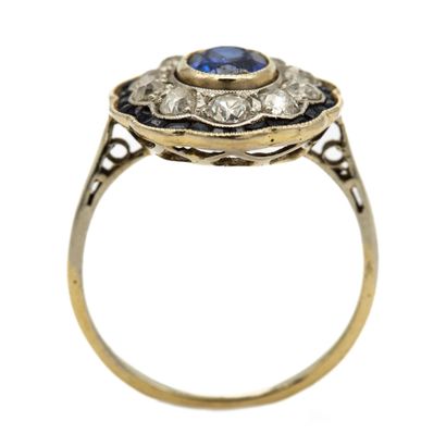 null Rhodium-plated 18K white gold ring with a scalloped corbel centered on an oval...