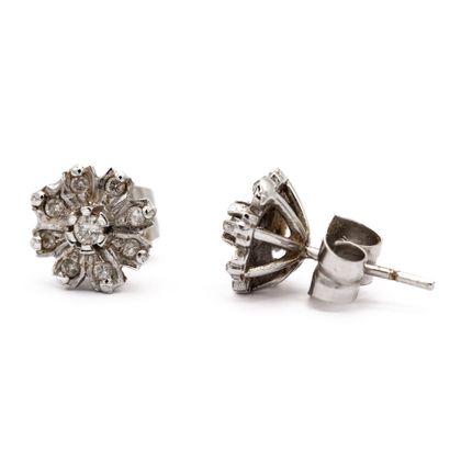 null Paire de boucles d'oreilles en or blanc 18 K (750) fleurs de diamants. 
Poids...
