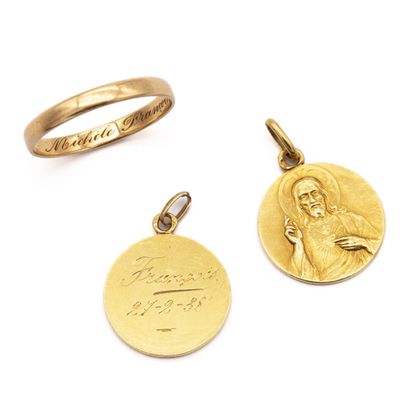 null Deux médailles religieuses en or jaune 18 K (750) : une double faces, non chiffrée...