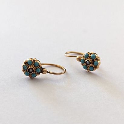 null Pair of 18 K (750) yellow gold daisy earrings with turquoise. 
EAGLE