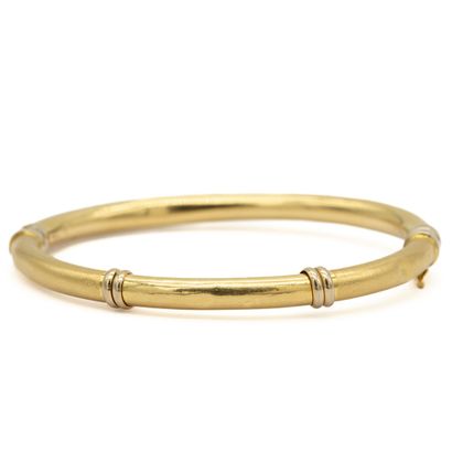 null Bracelet in 18K yellow gold (750), with godrons decoration. 
(shocks) 
Weight...