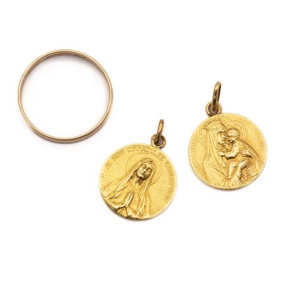 null Two religious medals in 18 K (750) yellow gold: one double-sided, unencrypted...