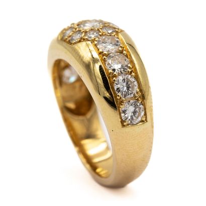 null Bague jonc en or jaune (750) 18K centrée d'un diamant taille moderne entouré...