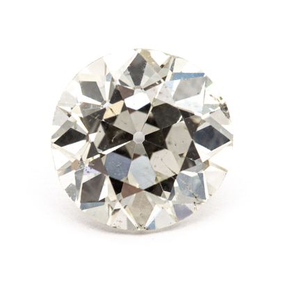 null Bague en platine griffée d'un diamant taille ancienne de 3,024 carats. Certificat...