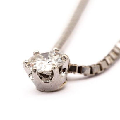 null Chaine en or blanc 18 K (750) maille serpent, retenant un diamant de 0,55 carat...