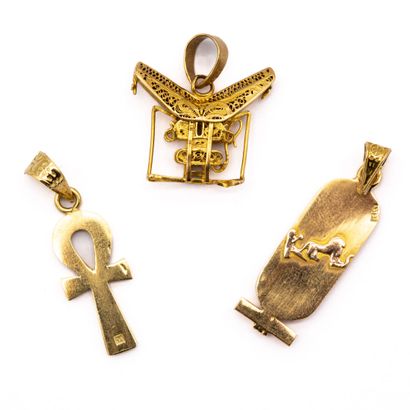 null Trois pendentifs en or jaune 18 k (750) : croix de vie, cartouche, temple filigrané....