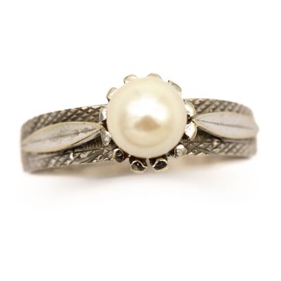 null Ring in 18K (750) white gold with a cultured pearl, the ring chased. 
Weight...