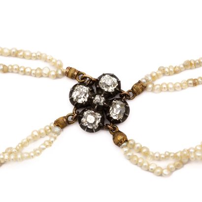 null Necklace drapery of four rows of seed pearls, interspersed with five gold clovers...