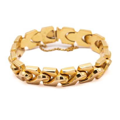 null Bracelet in 18 K (750) yellow gold, stylized V-shaped links. 
Weight 35,5 g....