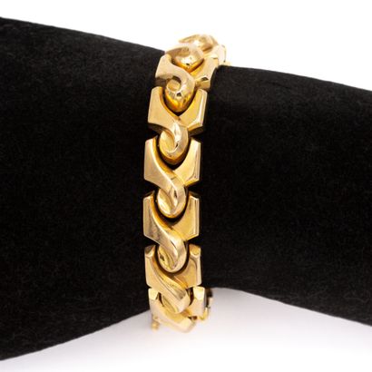 null Bracelet in 18 K (750) yellow gold, stylized V-shaped links. 
Weight 35,5 g....