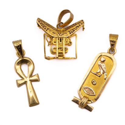 null Trois pendentifs en or jaune 18 k (750) : croix de vie, cartouche, temple filigrané....