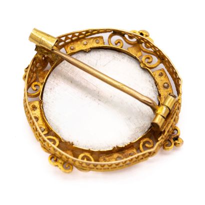 null Broche en or jaune 18 K (750) Monture filigranée rehaussée de demi perles (manques)...