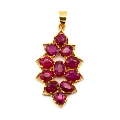 null Pendant in 18 K (750) yellow gold, oblong shape composed of 11 rubies. 
Weight...