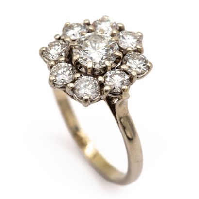 null Bague marguerite en or blanc 18K (750), à neuf diamants taille moderne, le principal...