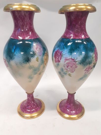 null Paire de vases fuseau en ceramique à décor de roses
Vers 1900 
H: 50 cm