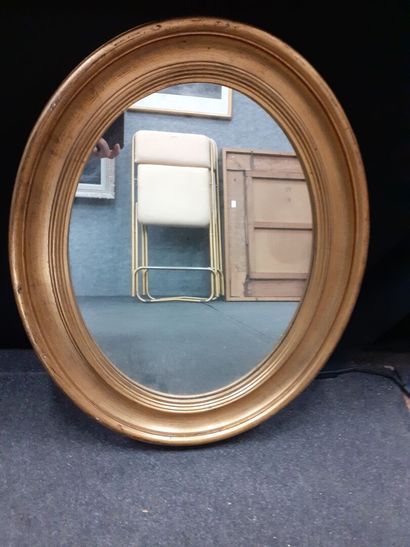 null Miroir de forme ovale
Cadre en bois doré 
39 x 28 cm 