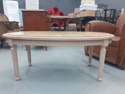 null Table basse ovale en bois laqué crème, pieds fuselés, plateau en marbre 
H :...