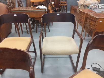 null BAUMANN Quatre chaises en bois cintré joint un fauteuil du même style 
Fauteuil...