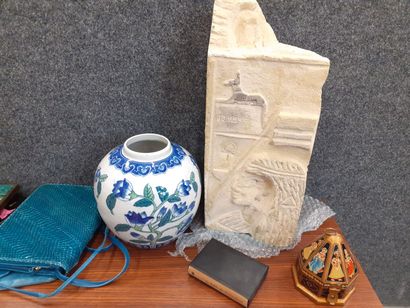 null Lot comprenant fragment de pierre calcaire à décor egyptien, un vase à décor...
