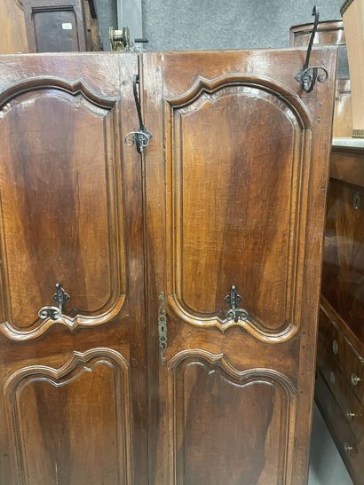 null Porte manteau formé par deux portes d'armoire en bois mouluré
173 x 110 cm