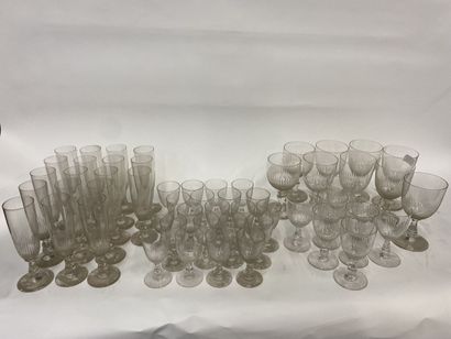 null Service de verres comprenant 18 flûtes à champagne (17 cm), 14 verres à eau...