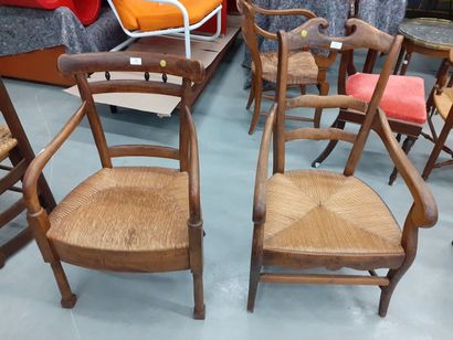 null Deux fauteuils paillés en bois naturel
