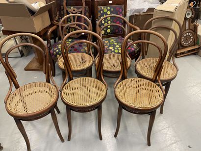 null THONET, suite de six chaises en bois courbés, signées avec des étiquettes (trois...