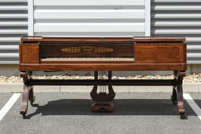 null ERARD Pianoforte en placage d'acajou, repose sur deux pieds en X reliés par...