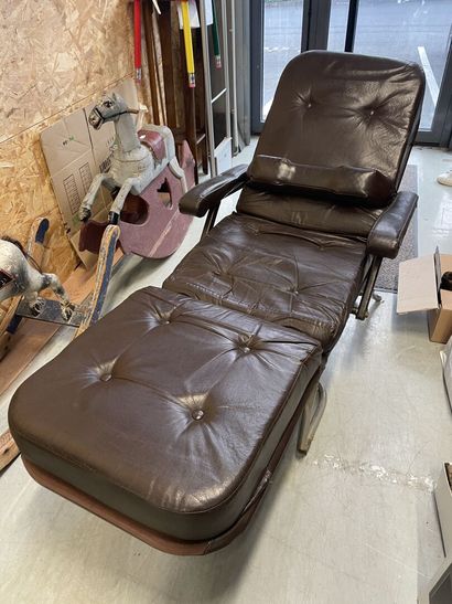 null Travail des années 60
Chaise longue, piétement tubulaire en métal chromé, dossier...