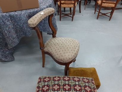 null Petite chaise joint un repose pieds et un tabouret 
chaise : 77 x 47 x 47 
