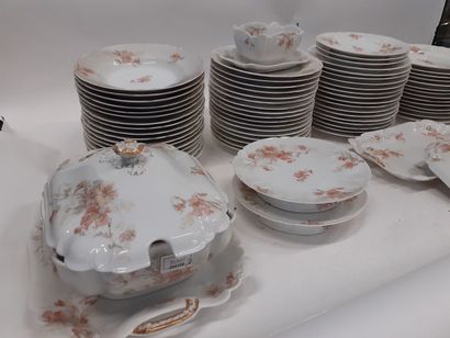 null Important service de table en porcelaine Haviland de Limoges 
47 grandes assiettes...