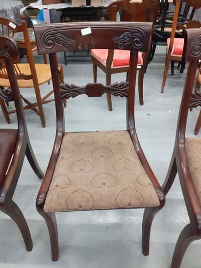 null Paire de chaises avec pieds sabrés joint une autre similaire (assise rouge)...