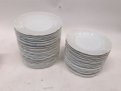 null Porcelaine de LIMOGES 
lot de 36 assiettes blanches 
