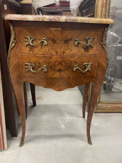 null Petite commode galbée en bois de placage, marqueterie de fleurs à façade légèrement...