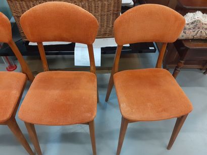 null Travail scandinave des années 50 
quatre chaises en bois assise en velours orange
85...